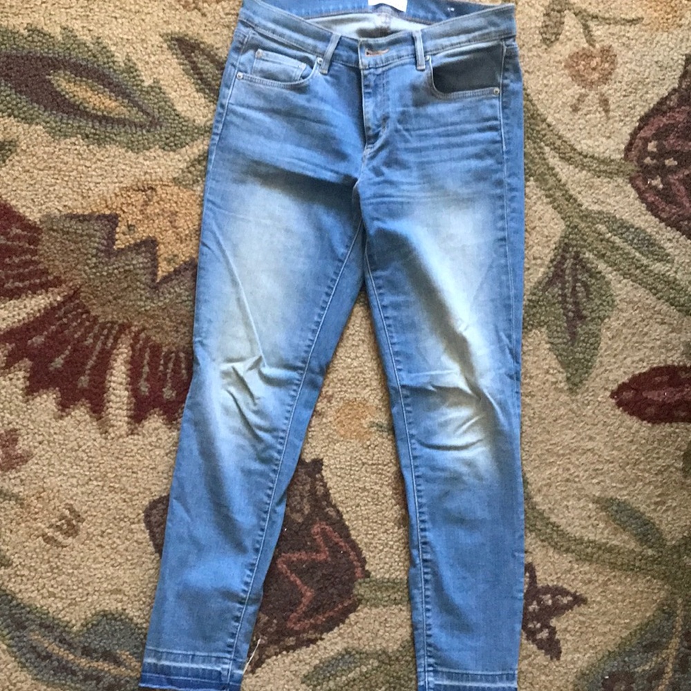 Size 6, raw hem, light blue modern skinny jeans